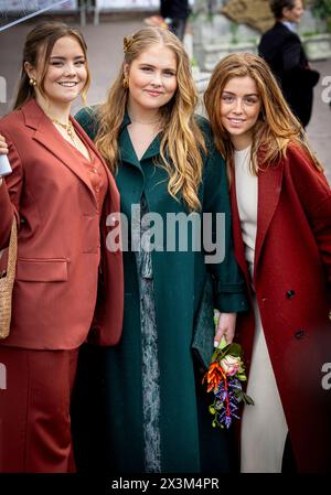 Emmen, Niederlande. April 2024. EMMEN - König Willem-Alexander, Königin Maxima, Prinzessin Amalia, Prinzessin Alexia und Prinzessin Ariane feiern den 57. Geburtstag des Königs während der Königstagsfeier am 27. April 2024. Quelle: Patrick van Katwijk/dpa/Alamy Live News Stockfoto