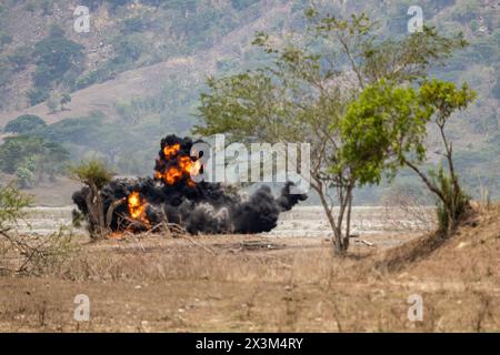 U.S. Marines mit 3. Sprengstoffkompanie, 9. Ingenieur-Unterstützungsbataillon, 3. Marine Logistics Group, 1. EOD Company, 7. ESB, 1. MLG, und Soldaten der Streitkräfte der Philippinen führen während der Übung Balikatan 24 am 26. April 2024 einen kontrollierten Abbruchbereich auf der Oberst Ernesto Rabina Air Base auf den Philippinen durch. BK 24 ist eine jährliche Übung zwischen den Streitkräfte der Philippinen und dem US-Militär, die darauf abzielt, die bilaterale Interoperabilität, Fähigkeiten, Vertrauen und Zusammenarbeit zu stärken, die über Jahrzehnte gemeinsamer Erfahrungen aufgebaut wurde. (Foto des U.S. Marine Corps von CPL. Kyle CH Stockfoto