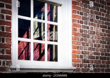 Wenn man sich die Schattenabdrücke im Inneren eines Hauses in Colonial Williamsburg, Virginia ansieht. Stockfoto