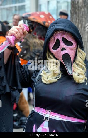 Ein Cosplayer, verkleidet als Ghostface aus dem Film Scream, eine Fantasy-Figur bei der Parade der Wunder, zu Beginn des Calgary Expo Comic-CON-Wochenendes. Stockfoto