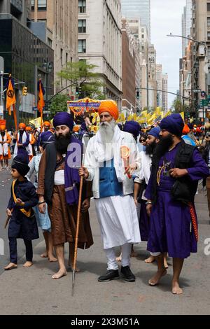 NY, USA. April 2024. Madison Avenue, New York, USA, 27. April 2024 - Tausende von Sikh-Marken bei der Sikh Day Parade 2024 heute in New York City. Foto: Luiz Rampelotto/EuropaNewswire.nur zur redaktionellen Verwendung. Nicht für kommerzielle ZWECKE! (Kreditbild: © Luiz Rampelotto/ZUMA Press Wire) NUR REDAKTIONELLE VERWENDUNG! Nicht für kommerzielle ZWECKE! Quelle: ZUMA Press, Inc./Alamy Live News Stockfoto