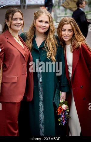 Emmen, Niederlande. April 2024. EMMEN - König Willem-Alexander, Königin Maxima, Prinzessin Amalia, Prinzessin Alexia und Prinzessin Ariane feiern den 57. Geburtstag des Königs während der Königstagsfeier am 27. April 2024. Quelle: Patrick van Katwijk/dpa/Alamy Live News Stockfoto