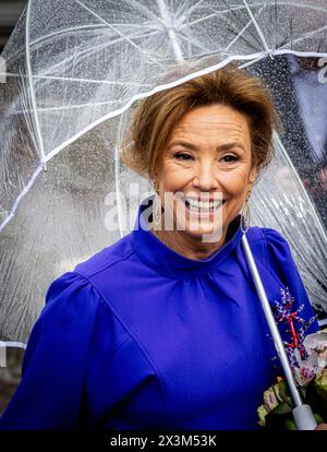 Emmen, Niederlande. April 2024. EMMEN - König Willem-Alexander, Königin Maxima, Prinzessin Amalia, Prinzessin Alexia und Prinzessin Ariane feiern den 57. Geburtstag des Königs während der Königstagsfeier am 27. April 2024. Quelle: Patrick van Katwijk/dpa/Alamy Live News Stockfoto