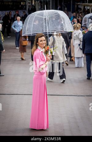 Emmen, Niederlande. April 2024. EMMEN - König Willem-Alexander, Königin Maxima, Prinzessin Amalia, Prinzessin Alexia und Prinzessin Ariane feiern den 57. Geburtstag des Königs während der Königstagsfeier am 27. April 2024. Quelle: Patrick van Katwijk/dpa/Alamy Live News Stockfoto