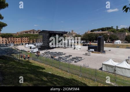 Rom, Italien. April 2024. Bühnenaufbauarbeiten für das Maikonzert im Circus Maximus in Rom (Foto: Matteo Nardone/Pacific Press/SIPA USA) Credit: SIPA USA/Alamy Live News Stockfoto