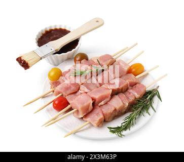 Spieße mit rohen Fleischstücken, Rosmarin, Tomaten und Marinade, isoliert auf weiß Stockfoto