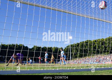 Sydney, Australien. April 2024. Torhüterin Jada Whyman von Sydney FC sieht den Ball beim Halbfinale 2 der A-League Women zwischen Sydney FC und den Mariners am 27. April 2024 in Sydney, Australien Credit: IOIO IMAGES/Alamy Live News Stockfoto