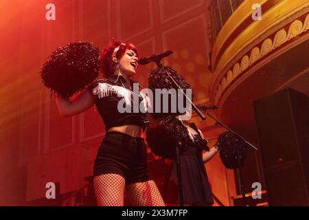 Newcastle, Großbritannien - Elvana, Elvis fronted Nirvana tritt am 27. April im O2 City Hall in Newcastle auf, am letzten Abend ihrer UK-Tour. Foto: Jill O'Donnell/Alamy Live News Stockfoto