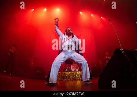 Newcastle, Großbritannien - Elvana, Elvis fronted Nirvana tritt am 27. April im O2 City Hall in Newcastle auf, am letzten Abend ihrer UK-Tour. Foto: Jill O'Donnell/Alamy Live News Stockfoto