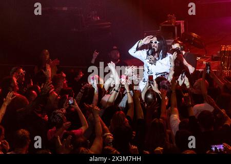 Newcastle, Großbritannien - Elvana, Elvis fronted Nirvana tritt am 27. April im O2 City Hall in Newcastle auf, am letzten Abend ihrer UK-Tour. Foto: Jill O'Donnell/Alamy Live News Stockfoto