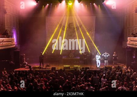 Newcastle, Großbritannien - Elvana, Elvis fronted Nirvana tritt am 27. April im O2 City Hall in Newcastle auf, am letzten Abend ihrer UK-Tour. Foto: Jill O'Donnell/Alamy Live News Stockfoto