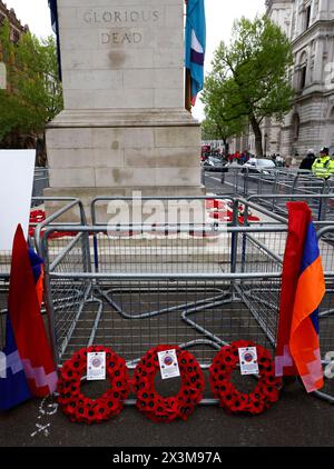 London, Großbritannien. April 2024. Armenische Gemeinschaft, erinnern Sie sich an den Völkermord an 1,5 Millionen Menschen im Jahr 1915 mit Mohnkränzen im Cenotaph in London. Stockfoto