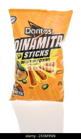 Winneconne, WI - 27. April 2024: Ein Paket Doritos dinamita Sticks rauchige chile Queso auf einem isolierten Hintergrund. Stockfoto