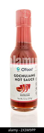 Winneconne, WI - 27. April 2024: Eine Flasche O Food gochujang Hot Soße auf einem isolierten Hintergrund. Stockfoto
