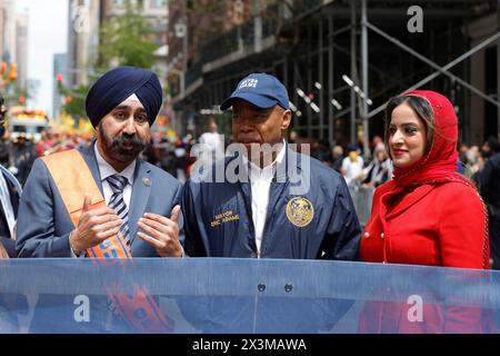 Madison Avenue, New York, USA, 27. April 2024 - Bürgermeister Eric Adams zusammen mit der Assemblywoman Jenifer Rajkumarand Tausende Sikh Marches in den 2024er Si Stockfoto