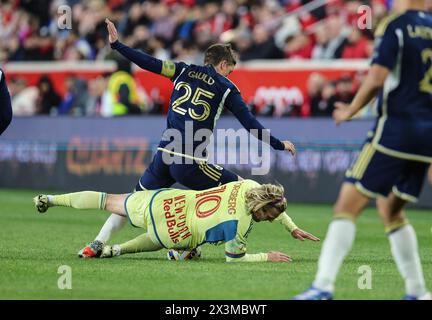 Harrison, NJ, USA. April 2024. Der Mittelfeldspieler Emil Forsberg (10) und der Mittelfeldspieler Ryan Gauld (25) der New York Red Bulls treffen in einem MSL-Spiel zwischen den Vancouver Whitecaps FC und den New York Red Bulls in der Red Bull Arena in Harrison, NJ, aufeinander Mike Langish/CSM/Alamy Live News Stockfoto