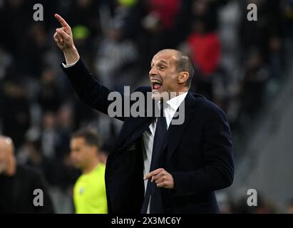 Turin, Italien. April 2024. Der Cheftrainer des FC Juventus, Massimiliano Allegri, ist während eines Fußballspiels der Serie A zwischen dem FC Juventus und dem AC Mailand am 27. April 2024 in Turin, Italien, tätig. Quelle: Alberto Lingria/Xinhua/Alamy Live News Stockfoto