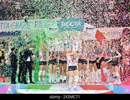 Florenz. April 2024. Die Teammitglieder von Conegliano feiern mit einem Pokal, nachdem sie am 27. April 2024 die Volleyballliga der Serie A1 Frauen 2023-2024 in Scandicci in Florenz gewonnen haben. Quelle: Xinhua/Alamy Live News Stockfoto