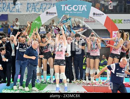 Florenz. April 2024. Die Teammitglieder von Conegliano feiern mit einem Pokal, nachdem sie am 27. April 2024 die Volleyballliga der Serie A1 Frauen 2023-2024 in Scandicci in Florenz gewonnen haben. Quelle: Xinhua/Alamy Live News Stockfoto