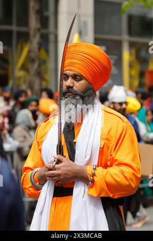 Madison Avenue, New York, USA. April 2024. Tausende von Sikh-Märschen bei der Sikh Day Parade 2024 heute in New York City. (Kreditbild: © Luiz Rampelotto/ZUMA Press Wire) NUR REDAKTIONELLE VERWENDUNG! Nicht für kommerzielle ZWECKE! Quelle: ZUMA Press, Inc./Alamy Live News Stockfoto