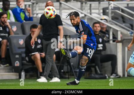 Cincinnati, Ohio, Usa. April 2024. FC Cincinnati Mittelfeldspieler Luciano Acosta (10) in Aktion während eines MLS-Spiels zwischen dem FC Cincinnati und Colorado Rapids im TQL Stadium. Quelle: Brian Mack/Alamy Live News Stockfoto