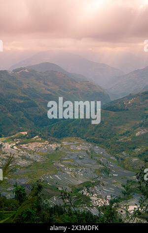 Wunderschöner Sonnenuntergang über Yuanyang Reisterrassen in Laohuzui Gegend, Yunnan, China. UNESCO-Weltkulturerbe Stockfoto