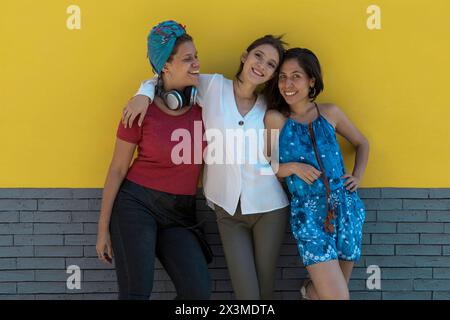 Eine Gruppe lateinamerikanischer Freunde verbringen gerne einen gemeinsamen Nachmittag in der Stadt. Lifestyle-Konzept Stockfoto
