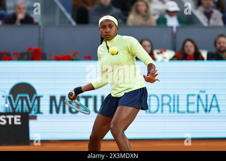 Madrid, Spanien. April 2024. Coco Gauff (USA) Tennis : Coco Gauf im Einzelspiel 32 gegen Dayana Yastremska bei den WTA 1000 Turnieren Mutua Madrid Open Tennis Turnier bei der Caja Magica in Madrid, Spanien. Quelle: Mutsu Kawamori/AFLO/Alamy Live News Stockfoto