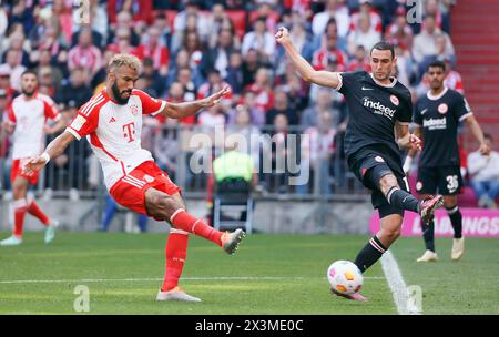 München, Deutschland. April 2024. Eric Maxim Choupo-Moting (L) von Bayern München drehte beim Fußball-Spiel der Bundesliga zwischen Bayern München und Eintracht Frankfurt am 27. April 2024 in München. Quelle: Philippe Ruiz/Xinhua/Alamy Live News Stockfoto