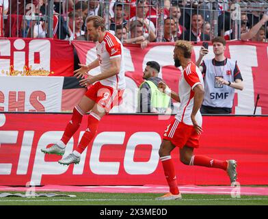 München, Deutschland. April 2024. Harry Kane (L) von Bayern München feiert beim Fußball-Spiel der Bundesliga zwischen Bayern München und Eintracht Frankfurt am 27. April 2024 in München. Quelle: Philippe Ruiz/Xinhua/Alamy Live News Stockfoto