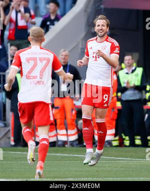 München, Deutschland. April 2024. Harry Kane (R) von Bayern München feiert beim Fußball-Spiel der Bundesliga zwischen Bayern München und Eintracht Frankfurt am 27. April 2024 in München. Quelle: Philippe Ruiz/Xinhua/Alamy Live News Stockfoto