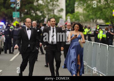 Washington, DC, USA. April 2024. Gäste gehen zum Washington Hilton für das jährliche Korrespondenzessen im Weißen Haus. Quelle: Philip Yabut/Alamy Live News Stockfoto