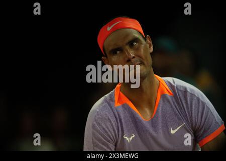 Madrid, Spanien. April 2024. Rafael Nadal feiert seinen Sieg über Álex de Miñaur bei der Caja Magica in Madrid. Der spanische Tennisspieler Rafael Nadal besiegte den australischen Álex de Miñaur bei den Mutua Madrid Tenos Open mit 7-6 und 6:3. Der Sieg des Spaniers ist es Wert, am Montag gegen den argentinischen Pedro Cachín anzutreten. Quelle: SOPA Images Limited/Alamy Live News Stockfoto