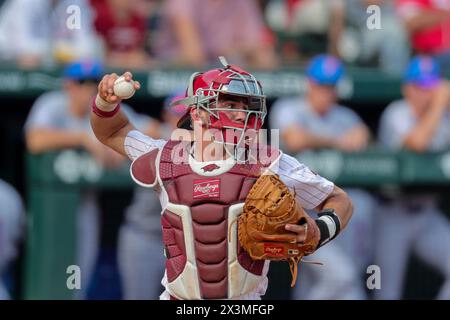 27. April 2024: Ryder Helfrick #27 Razorback Catcher bereitet sich auf einen zweiten Wurf vor. Florida besiegte Arkansas 9-5 in Fayetteville, AR. Richey Miller/CSM(Bild: © Richey Miller/Cal Sport Media) Stockfoto