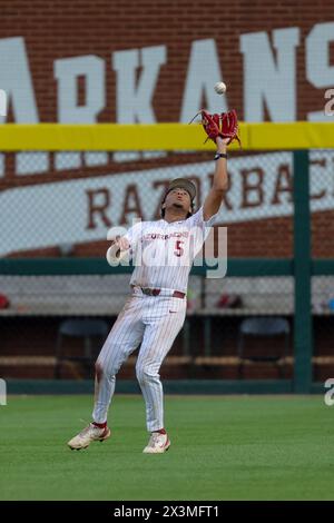 27. April 2024: Kendall Diggs #5 Arkansas Outfield lässt sich mit einem Fliegenball auf seinen Teil des Feldes treffen. Florida besiegte Arkansas 9-5 in Fayetteville, AR. Richey Miller/CSM Stockfoto