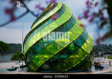 Glaspavillon in Form einer Blütenknospe der Artischocke auf dem Platz Lam Vien in Dalat Vietnam. Artischockenblüte April 2024. Stockfoto