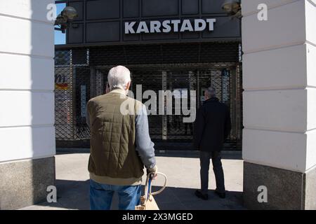 Berlin, Deutschland. April 2024. Zwei Männer stehen vor dem geschlossenen Galeria Karstadt Kaufhof in Tempelhof. Quelle: Paul Zinken/dpa/Alamy Live News Stockfoto