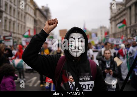 London, London, Großbritannien. April 2024. Tausende Demonstranten versammelten sich am Samstag in Zentral-London, um ihre Forderungen nach einem sofortigen Waffenstillstand in Gaza aufrecht zu erhalten, da der Krieg mit Israel sich dem siebten Monat nähert. Die Demonstranten skandierten „freies Palästina“ und „Waffenstillstand jetzt“, während sie vom Parlamentsplatz zum Hyde Park marschierten. (Kreditbild: © MD Akbar Ali/ZUMA Press Wire) NUR REDAKTIONELLE VERWENDUNG! Nicht für kommerzielle ZWECKE! Stockfoto
