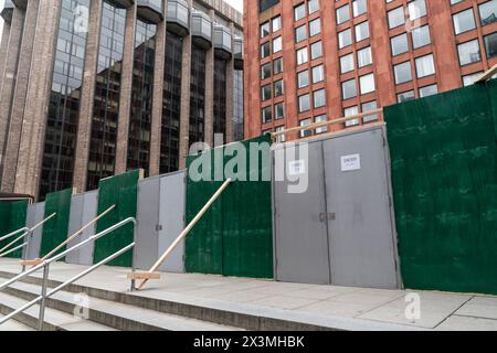 Als Reaktion auf die propalästinensischen Proteste und das Lager auf der Gould Plaza stieg die NYU an Bord, wie sie am 27. April 2024 in New York zu sehen war Stockfoto