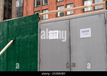 Als Reaktion auf die propalästinensischen Proteste und das Lager auf der Gould Plaza stieg die NYU an Bord, wie sie am 27. April 2024 in New York zu sehen war Stockfoto