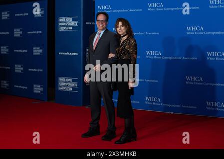 Diedrich Bader und Ehefrau Dulcy Rogers nehmen am 27. April 2024 an dem White House Correspondents' Dinner 2024 im Washington Hilton in Washington, DC Teil. (Foto: Annabelle Gordon/SIPA USA) Credit: SIPA USA/Alamy Live News Stockfoto