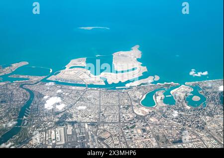Aus der Vogelperspektive von Dubai, Drohnenflug, Auswanderungsumriss mit Wüste, Meer und Architektur Stockfoto