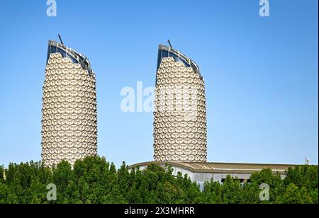 ABU DHABI - 28. März: Zwei umweltfreundliche Al Bahr Towers in Abu Dhabi am 28. März. 2024 in den VAE Stockfoto