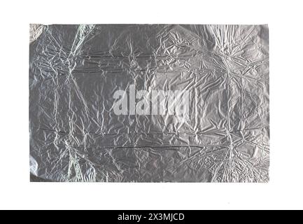 Zerknitterte, zerknitterte Silberfolie als Textur oder Hintergrund isoliert auf weiß Stockfoto