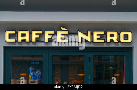 ISTANBUL – 15. JAN: Nahaufnahme des Logos Caffe Nero in Istanbul am 15. Januar. 2024 in der Türkei. Es handelt sich um eine Kaffeehausfirma mit Hauptsitz in London, eng Stockfoto