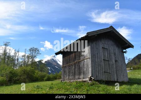 Wunderschöne Landschaft mit alten Bergen Blockhütte hoch in den österreichischen Alpen, Region Tirol, Österreich Stockfoto
