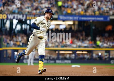 Milwaukee, WI, USA. April 2024. Milwaukee Brewers erste Basis Rhys Hoskins (12) rundet die dritte Basis nach seinem Heimlauf während des Spiels zwischen den Milwaukee Brewers und den New York Yankees auf dem American Family Field in Milwaukee, WI. Darren Lee/CSM/Alamy Live News Stockfoto