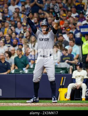 Milwaukee, WI, USA. April 2024. Der New York Yankees-Outfield-Spieler Aaron Judge (99) sagte seinem Teamkollegen, er solle während des Spiels zwischen den Milwaukee Brewers und den New York Yankees im American Family Field in Milwaukee, WI, kein Zuhause rutschen. Darren Lee/CSM/Alamy Live News Stockfoto