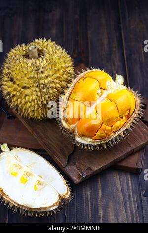 Lai oder Elai Frucht, eine der Borneo endemischen Früchte. Familie mit Durian- oder Durio-Früchten. Dunkles Stimmungsfoto mit hölzernem Hintergrund. Stockfoto