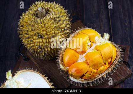 Lai oder Elai Frucht, eine der Borneo endemischen Früchte. Familie mit Durian- oder Durio-Früchten. Dunkles Stimmungsfoto mit hölzernem Hintergrund. Stockfoto